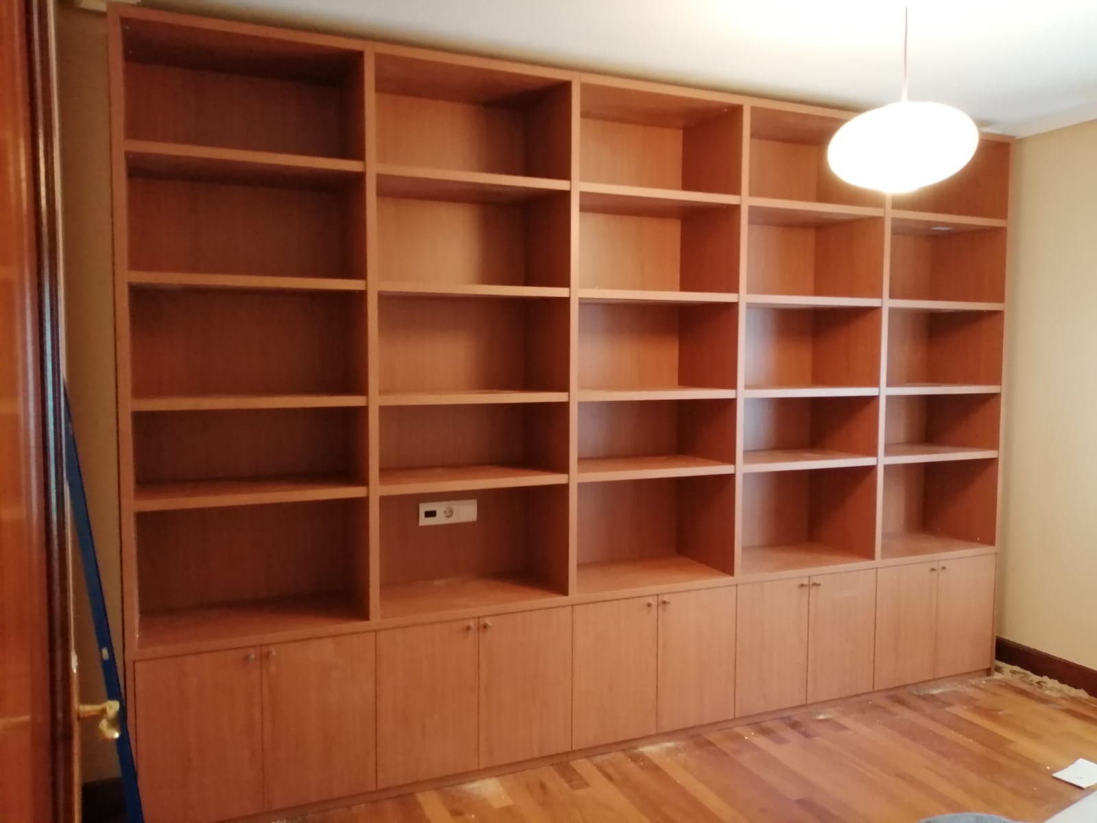 Librería de salón en madera de cerezo