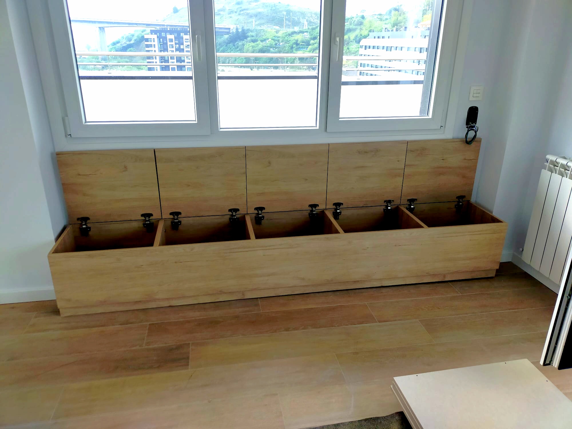 Banco de ventana con arcón de madera, abierto
